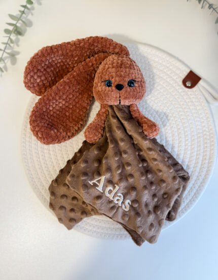 Rankų darbo migdukas – žaisliukas „Kiškiukas”