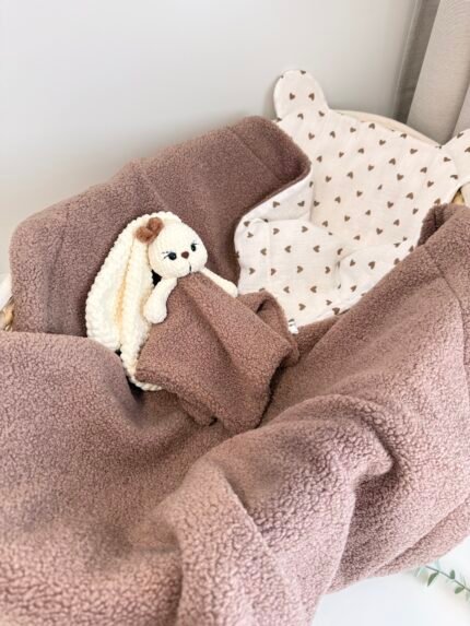 Dovanų rinkinys 3 dalių Teddy /muslino komplektas vežimėliui „Rudos širdelės”, migdukas "Zuikutis"